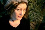 Jazztrio er ude med et virkelig fascinerende album i fri jazz med funky shit og space synthesizer. Her trioens tredjedel Lotte Anker. 
