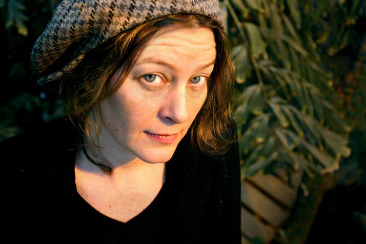Jazztrio er ude med et virkelig fascinerende album i fri jazz med funky shit og space synthesizer. Her trioens tredjedel Lotte Anker. 