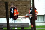 Et lægehold ankommer på krisecentret efter knivoverfaldet i vuggestuen i Dendemonde. 