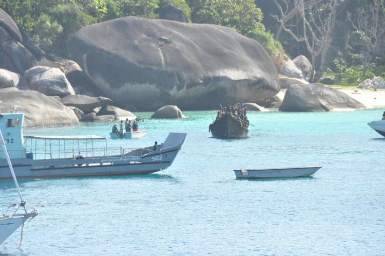 På billedet her ses båden med de mange bådflygtninge, der bliver holdt skak af bevæbnede vagter. Hvad der herefter skete med de mange bådflygtninge vides ikke. De to danske turister, der opholdt sig i området, Valeria Richter og hendes kæreste, Søren Pedersen, frygter, at de har lidt samme skæbne som andre bådflygtninge, der tilsyneladende er blevet trukket til havs af thailandsk militær og efterladt. 