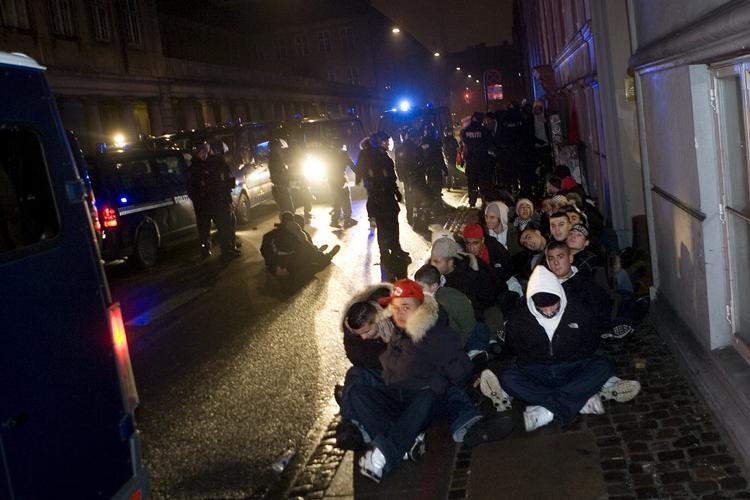 Flere hundrede blev anholdt, da politiet 13. januar stoppede en demonstration for ofrene i Gaza. Ifølge flere demonstranter brugte betjentene racistiske skældsord i forbindelse med anholdelserne. 