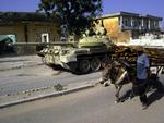 Fredsbevarende tropper fra den afrikanske union, AU, patruljerer gaderne i Mogadishu ved en base, som etiopiske tropper har forladt. AU udtaler, at tropperne kan holde stand mod islamistiske militser.  Arkivfoto. 