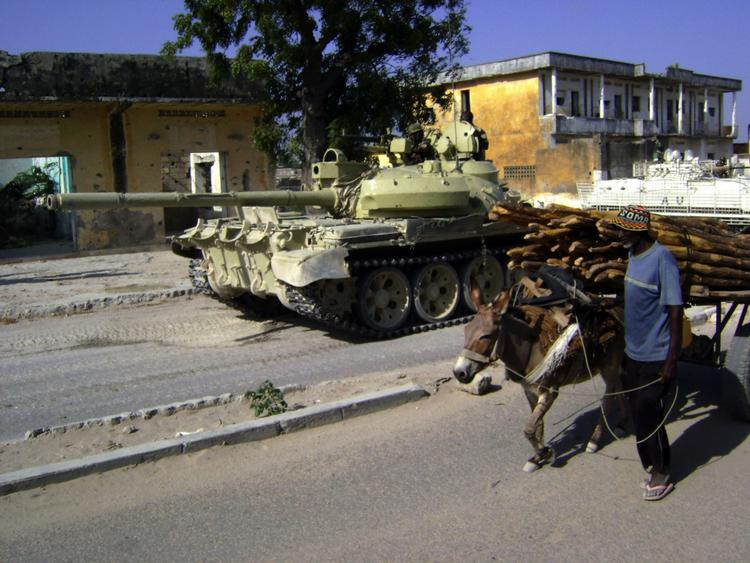 Fredsbevarende tropper fra den afrikanske union, AU, patruljerer gaderne i Mogadishu ved en base, som etiopiske tropper har forladt. AU udtaler, at tropperne kan holde stand mod islamistiske militser.  Arkivfoto. 