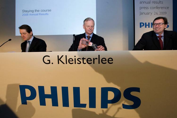 Pihilips topchef i midten, Gerard Kleisterlee, da han offentliggjorde koncernens fjerde kvartalsregnskab fra sidste år. 6.000 ansatte skal fyres. 