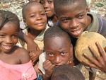 Afrikanske børn nød godt af danskernes offervilje under Danmarks Indsamling 2009. Her er det børn i slumbyen Kroo Bay i Sierra Leones hovedstad, Freetown. Sundhedsprojekter i slummen støttes via indsamlingskronerne. Arkivfoto. 