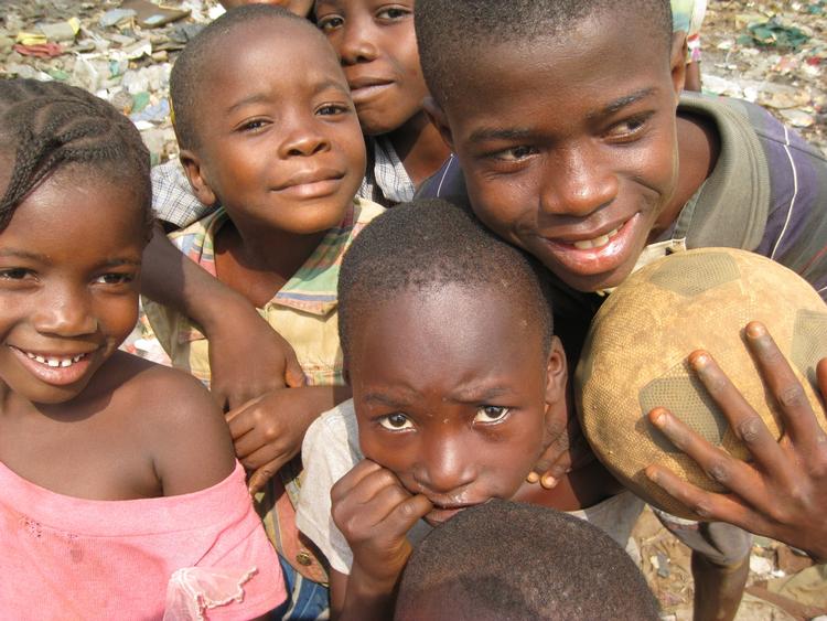 Afrikanske børn nød godt af danskernes offervilje under Danmarks Indsamling 2009. Her er det børn i slumbyen Kroo Bay i Sierra Leones hovedstad, Freetown. Sundhedsprojekter i slummen støttes via indsamlingskronerne. Arkivfoto. 