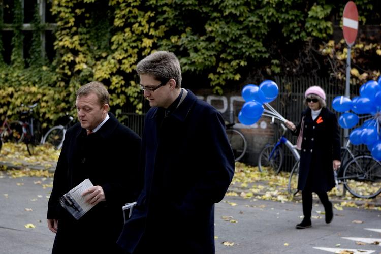 Lars Løkke Rasmussen (tv.) og Søren Pind sendte regningen for 20 snapse og 5 fadøl til de københavnske skatteydere. Arkivfoto. 