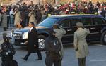 Præsident Obamas tidligere privatbil er for tiden på auktion i USA. Obamas nuværende tjenestebil er denne Cadillac, fotograferet under indsættelsesceremonien i sidste uge. Når den er udtjent, bliver den ikke solgt videre - i stedet bliver den destrueret af Secret Service, der ønsker at holde alle bilens sikkerhedsdetaljer hemmelige. Foto: GM 