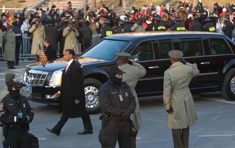 Præsident Obamas tidligere privatbil er for tiden på auktion i USA. Obamas nuværende tjenestebil er denne Cadillac, fotograferet under indsættelsesceremonien i sidste uge. Når den er udtjent, bliver den ikke solgt videre - i stedet bliver den destrueret af Secret Service, der ønsker at holde alle bilens sikkerhedsdetaljer hemmelige. Foto: GM 