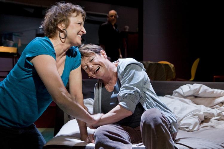 »Det er, hvor velspillet holdet end er, især kvindernes forestilling«, skrev Per Theil sidste efterår om 'Min Familie' på Betty Nansen Teatret. PR-foto: Thomas Petri 