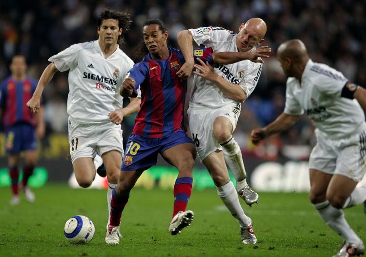 Gravesen i nærkamp med Ronaldinho, mens danskeren spillede for Real Madrid. 