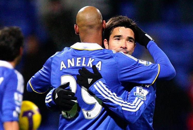 Deco og Anelka er to af de spillere, som kommer med i købet, hvis man køber Chelsea. 