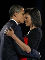 Barack Obama kysser sin hustru  Michelle efter at have holdt sejrstalen på valgnatten i Chicago. 