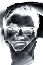 Hvad er op og ned? Hvad er sort, og hvad er hvidt? Læserne af moderne romaner kan nemt komme i tvivl, og det er ikke så sært, for fatterne (her Kim Leine) er ikke altid enige med, de skriver om, hvordan den virkelige virkelighed engang så ud. Foto: Jonas Psyner Andersen. 