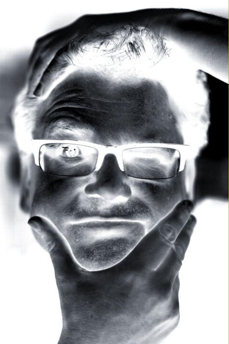 Hvad er op og ned? Hvad er sort, og hvad er hvidt? Læserne af moderne romaner kan nemt komme i tvivl, og det er ikke så sært, for fatterne (her Kim Leine) er ikke altid enige med, de skriver om, hvordan den virkelige virkelighed engang så ud. Foto: Jonas Psyner Andersen. 