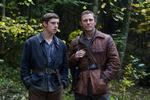Jamie Bell (t.v.) spiller Tintin, mens Daniel Craig skal være skurken Rackham den Røde. Her ses de to i filmen 'Defiance', der også har Iben Hjejle på rollelisten. Arkivfoto. 