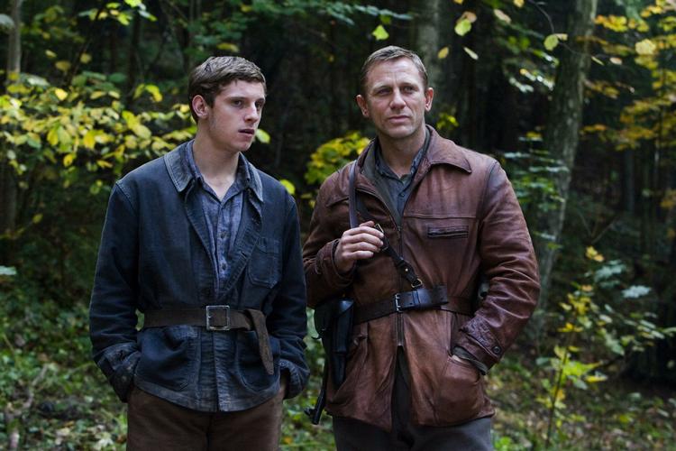 Jamie Bell (t.v.) spiller Tintin, mens Daniel Craig skal være skurken Rackham den Røde. Her ses de to i filmen 'Defiance', der også har Iben Hjejle på rollelisten. Arkivfoto. 