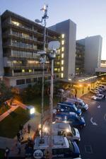 Fødslen af ottelinger på Kaiser Permanente Bellflower Medical Center i Bellflower i Califormien har tiltrukket opmærksomhed fra en mængde tv-selskaber, som sendte deres transmissionsvogne til stedet. 