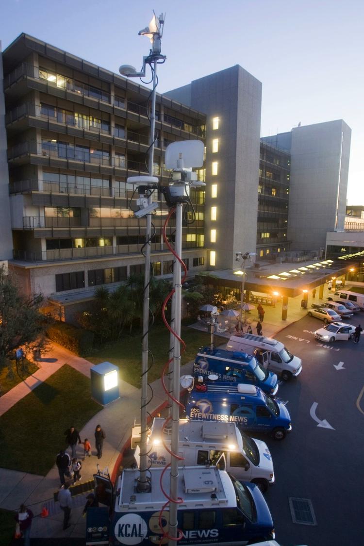 Fødslen af ottelinger på Kaiser Permanente Bellflower Medical Center i Bellflower i Califormien har tiltrukket opmærksomhed fra en mængde tv-selskaber, som sendte deres transmissionsvogne til stedet. 