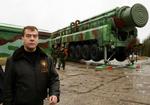 Ruslands præsident Dimitri Medvedev ved en af de raketter, som han netop har talt med USA's nye præsident, Barack Obama, om. 