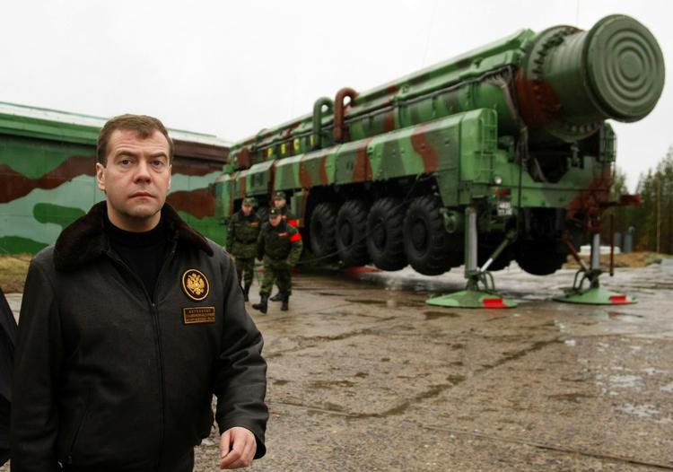 Ruslands præsident Dimitri Medvedev ved en af de raketter, som han netop har talt med USA's nye præsident, Barack Obama, om. 