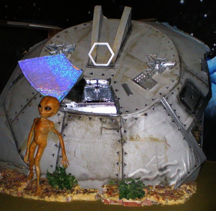 Det danske uforarkiv bliver åbnet, det indeholder historier om danskere, der har set væsenere fra det ydre rum. Her er det dog en dukke i Roswell, USA. 