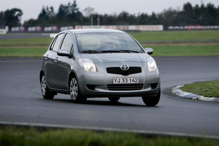 Næsten 6.000 Toyota Yaris i Danmark skal have tjekket sikkerhedsselerne. En defekt betyder, at der kan opstå brand ved en ulykke. 