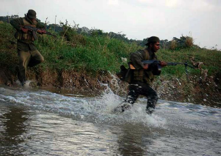 Srilankanske regeringssoldater krydser en flod på et udateret billede, udleveret af Sri Lankas forsvarsministerium. 