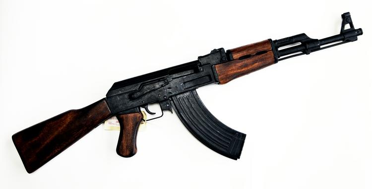 Politiet har blandt andet fundet tre automatfifler af typen AK-47 som denne her. (Arkivfoto) 