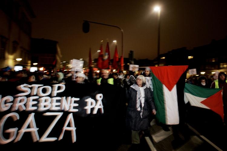 Omkring 7.000 mennesker protesterede fredeligt på Rådhuspladsen 13. januar mod Israels angreb i Gaza. 
