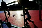 Ifølge Danmarks Idrætsforbund undlader hver femte forening at undersøge om nye trænere eller ledere har sdomme for at krænke børn. Arkivfoto 