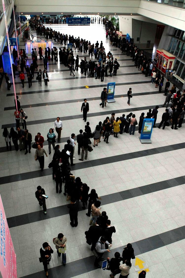 Finanskrisen har ramt hele verden. Her er det sydkoreanere, der står i kø til et arbejde på en jobmesse i november. 