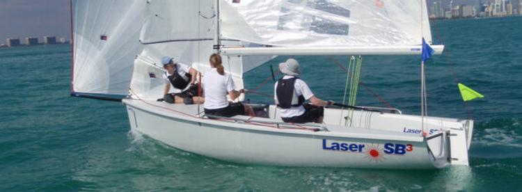 Lotte Meldgaard styrer båden med Trine Palludan og Tina Schmidt som gaster i OCR Miami. Foto: matchraceteam.dk/Rico de Nijs 