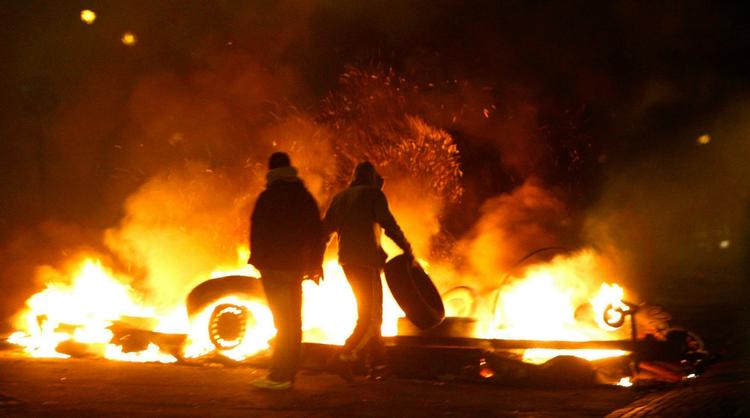 Beboere i Rosengård-kvarteret oprettede kort før jul brændende barrikader, da en kældermoské i bydelen blev ryddet. 