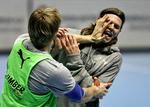 Lasse Boesen og Mikkel Hansen leger under træningen. 