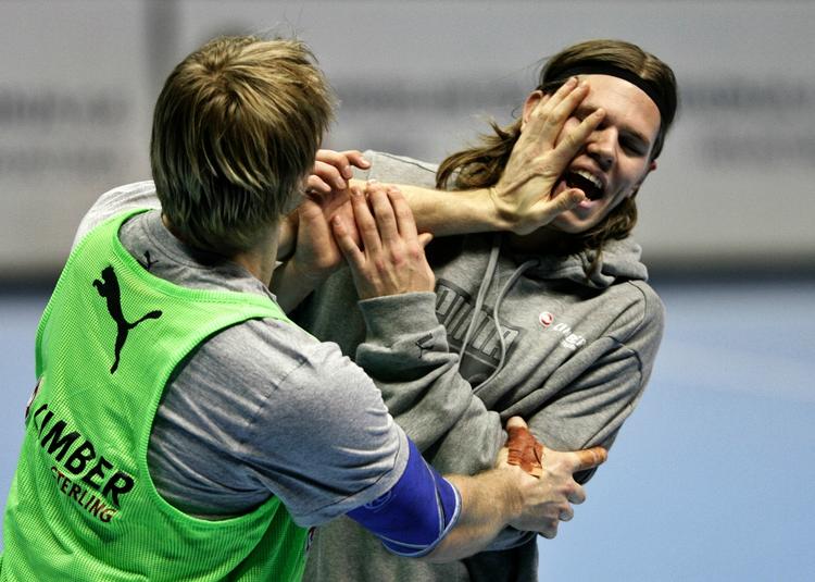 Lasse Boesen og Mikkel Hansen leger under træningen. 