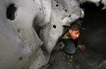 En palæstinensisk dreng kigger frem efter et israelsk angreb på de tunneller, hvor der smugles våben ind i Gaza. 