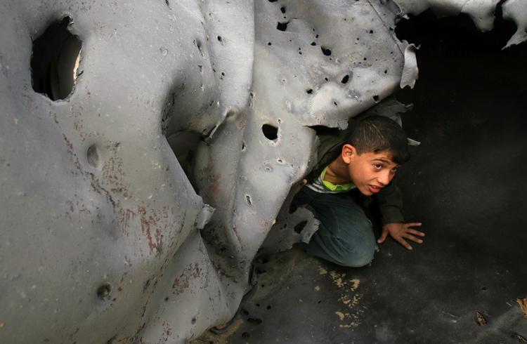 En palæstinensisk dreng kigger frem efter et israelsk angreb på de tunneller, hvor der smugles våben ind i Gaza. 