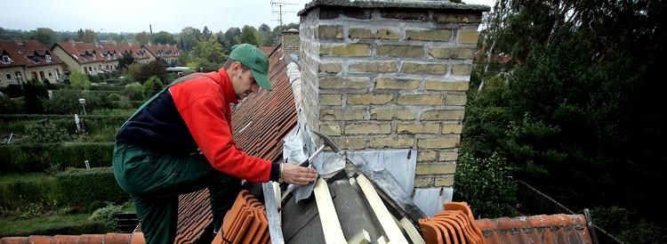 Som det fremgår af figuren, har Danmark langt flere østarbejdere end Sverige, og derfor har Laval-dommen større betydning. Her er det en tømrer fra Polen, der er ved at lægge nyt tag på et hus ved København. Foto: Jens Dresling 