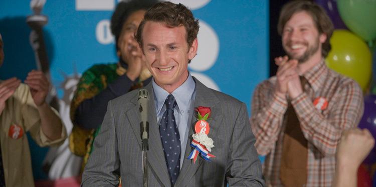 Sean Pen spiller forbilledligt i rollen som Harvey Milk; den første  erklærede homoseksuelle, der vælges til et offentligt embede i USA. Foto fra filmen. 