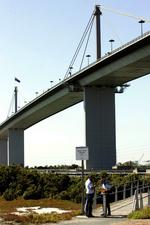 West Gate Broen over Yarra-floden, hvor en far kastede sin datter ud. 