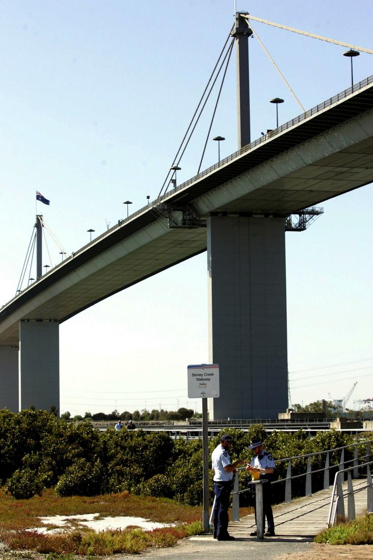 West Gate Broen over Yarra-floden, hvor en far kastede sin datter ud. 