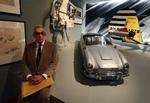 Fra åbningen af udstillingen om Ian Fleming på Imperial War Museum i London. Ken Adam (billedet) var designer på de første Bond-film. Til højre Bonds berømte Aston Martin. 