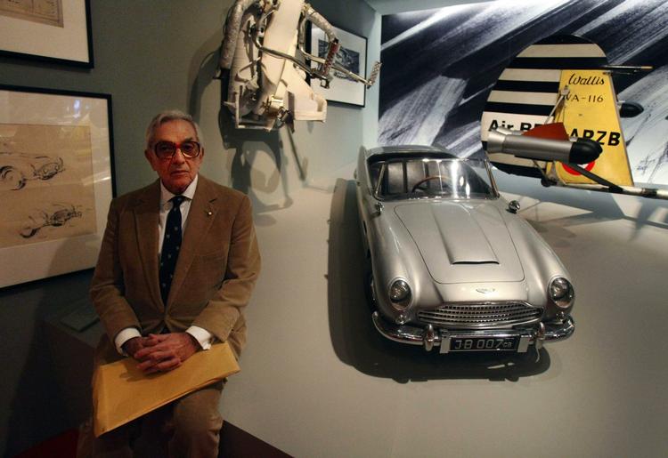 Fra åbningen af udstillingen om Ian Fleming på Imperial War Museum i London. Ken Adam (billedet) var designer på de første Bond-film. Til højre Bonds berømte Aston Martin. 