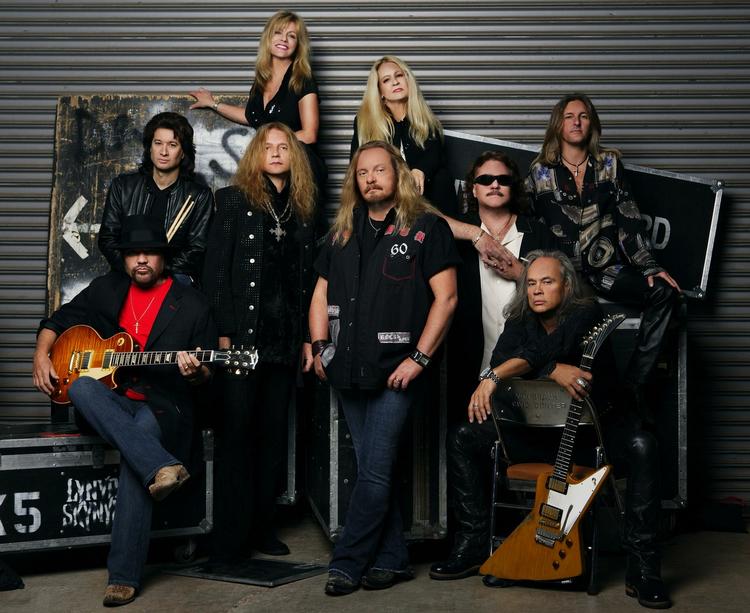 Lynyrd Skynyrd poserer på et foto, pladeskabet Universal har udsendt. Det er Billy Powell med solbrillerne. 