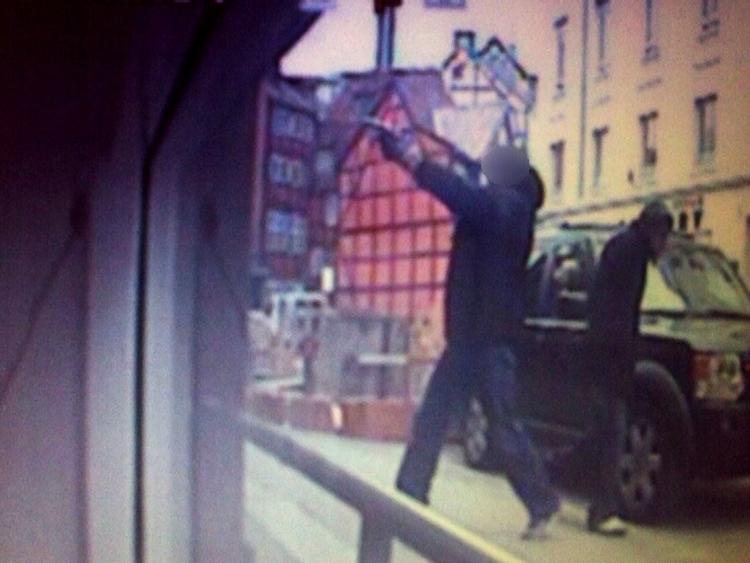 Politiet efterlyste disse to gerningsmænd, efter HA-rockeren Brian Sandberg blev forsøgt dræbt på en juicebar. Nu mener politiet at have fanget den ene - den anden efterlyses. 