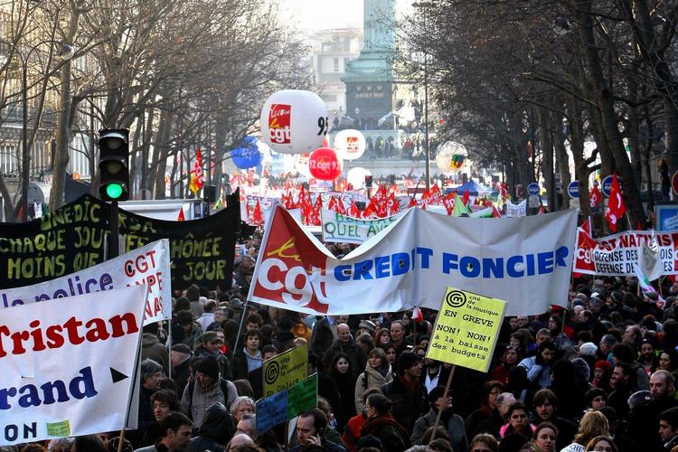 Der var heftige demonstrationer i Frankrig i går. 