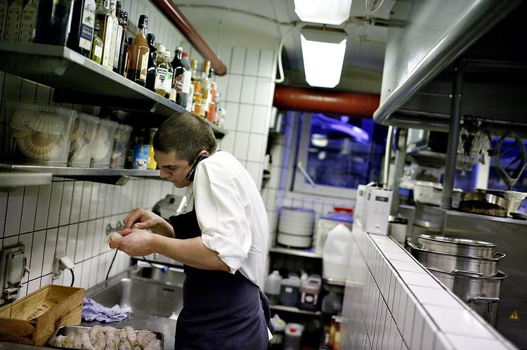 Thomas Rode fra Kong Hans har før selv vasket tallerkener af, når krisen har kradset. Københavns  gourmetrestauranter er så pressede, at det måske  snart sker igen.  Arkivfoto:  Jonathan Bjerg Møller 