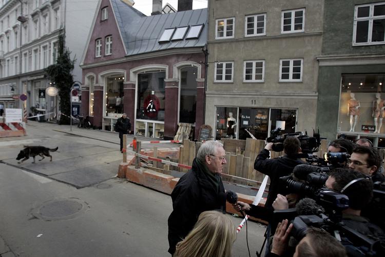 Stort presseopbud foran juicebaren i indre København, hvor Brian Sandberg blev skudt. 