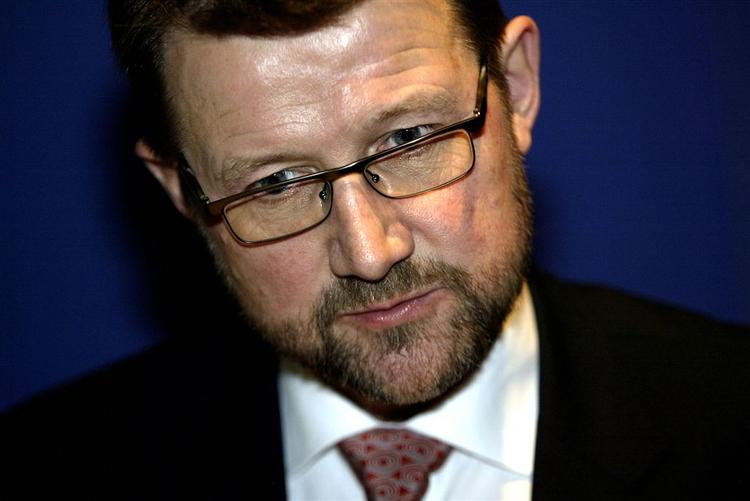 Danmarks interesse for hvem der har retten til Nordpolen er skærpet, siger videnskabsminister Helge Sander (V). 